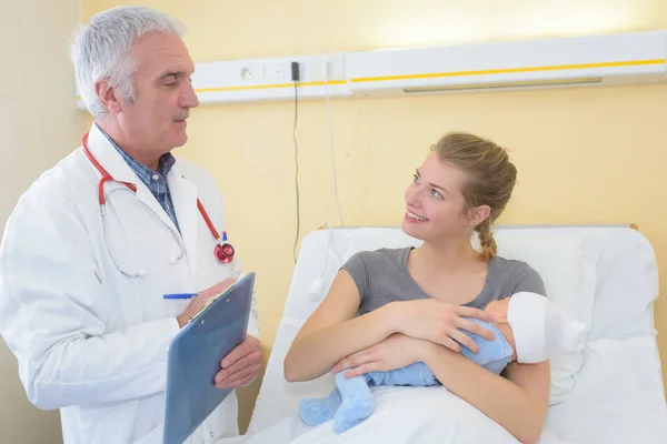 Mom holding her new born child after labor — Stock Photo, Image