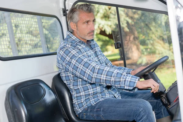 Conducteur de mini-camion et conduire — Photo