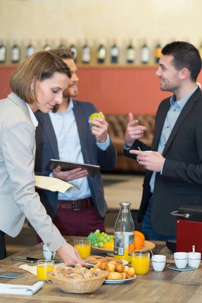 Uomini d'affari in abiti formali discutono di qualcosa durante il pranzo di lavoro — Foto Stock