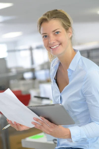 Portrait of happy businesswoman holding document — Stock Photo, Image