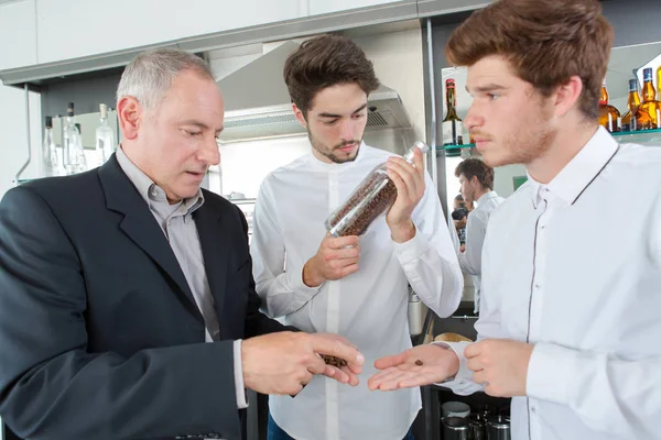 Estudantes de catering e professor — Fotografia de Stock