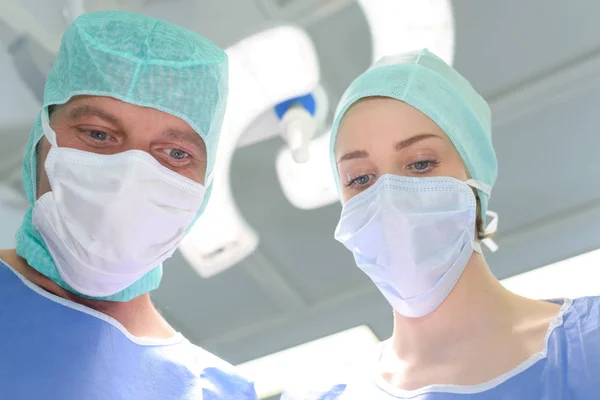 Два хірурги в захисній формі, що готуються до операції — стокове фото