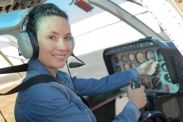 Piloto de helicóptero femenino y mujer — Foto de Stock