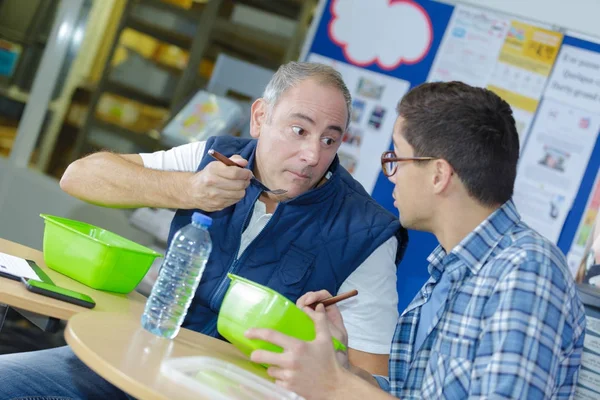 Två arbetare i fabrik med en lunchrast — Stockfoto