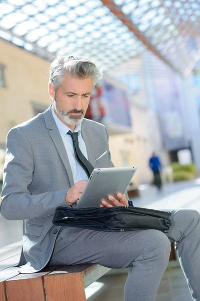 Man op formele kleding met behulp van een tablet — Stockfoto