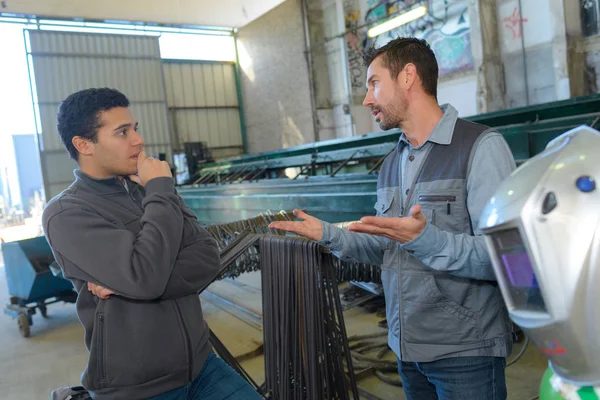 산업 공장에서 얘기 하는 두 남자 — 스톡 사진