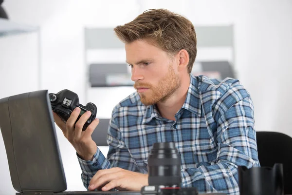 Manliga tekniker undersöka kameran komponent — Stockfoto