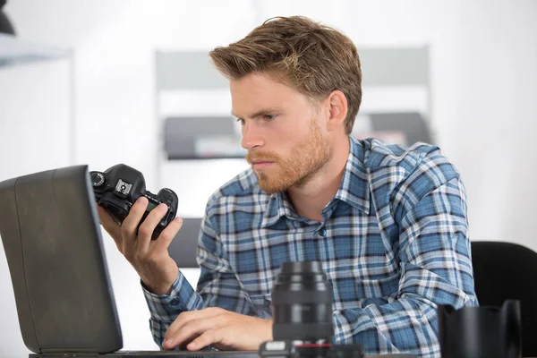 Técnico masculino examinando componente da câmera — Fotografia de Stock