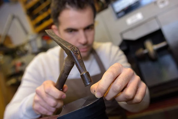 Un calzolaio di lavoro e scarpe — Foto Stock