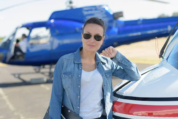 Jovem bela mulher piloto de helicóptero — Fotografia de Stock