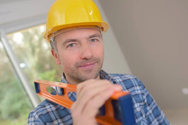 Reparador con nivel de constructor — Foto de Stock