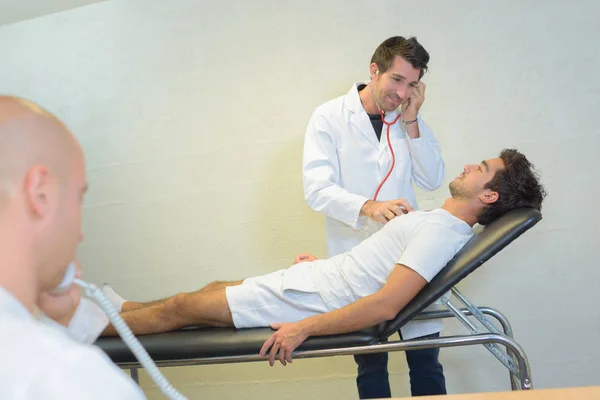 Joven teniendo médico — Foto de Stock