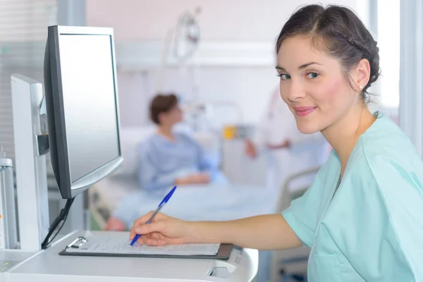 Νοσοκόμα με πρόχειρο στον υπολογιστή — Φωτογραφία Αρχείου