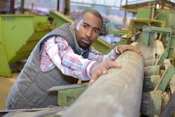 Carpintero haciendo su trabajo en taller de carpintería — Foto de Stock