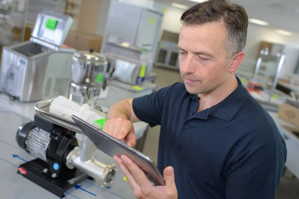 Technician checking laptop and man — Stock Photo, Image