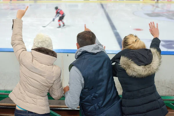 Emberek támogatása jég hokey csapat — Stock Fotó