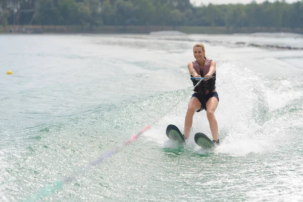 Femme étudier le ski nautique sur un lac — Photo