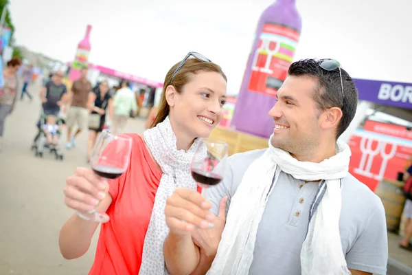 Paar hält Glas Rotwein in der Hand — Stockfoto