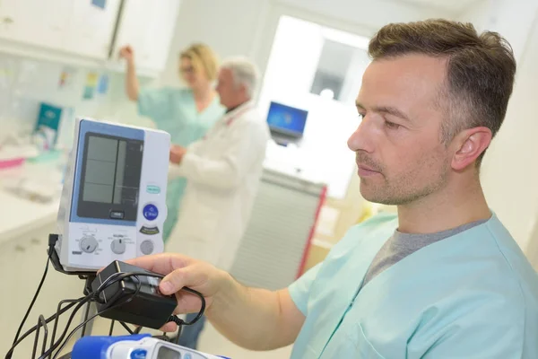 Pessoal técnico que trabalha no laboratório do hospital — Fotografia de Stock