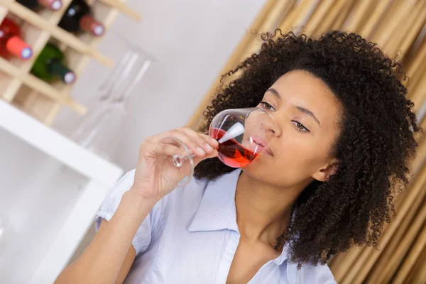 Mulher bonita bebendo vinho no restaurante — Fotografia de Stock