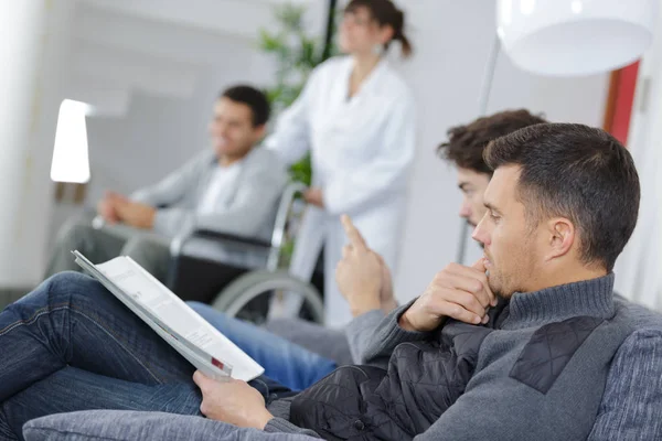 Sala d'attesa ospedaliera e attesa — Foto Stock