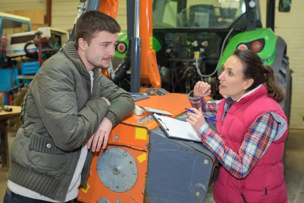 Portret van onderhoudsmonteur en werknemer in landbouwmachines fabriek — Stockfoto