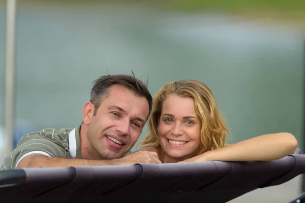 Joyeux couple au bord d'un lac à la campagne — Photo