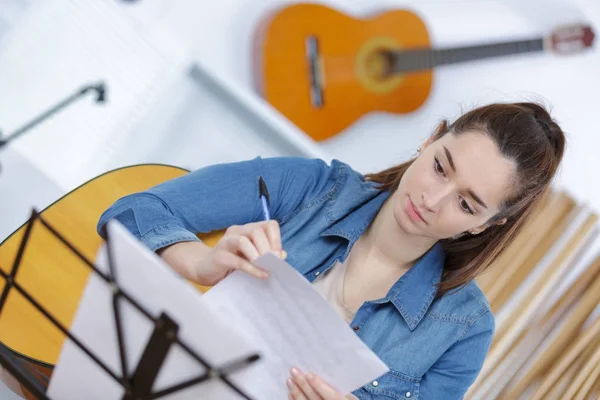 Lezioni di chitarra ragazza suonare la chitarra — Foto Stock