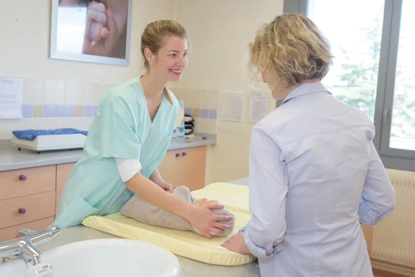 Mutter Neugeborenes und Krankenschwester-Hebammen — Stockfoto