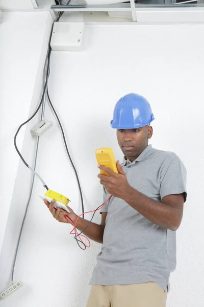 Técnico de telecomunicações verificando a linha — Fotografia de Stock