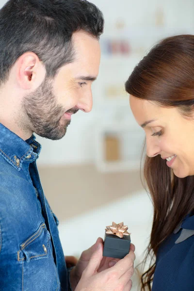 Presentar un anillo de compromiso —  Fotos de Stock