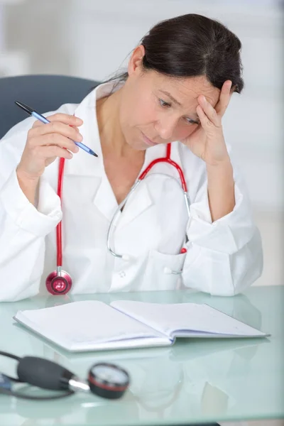 Thinking medical doctor and chinese — Stock Photo, Image