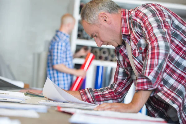 Leitender Ingenieur in seinem Büro — Stockfoto