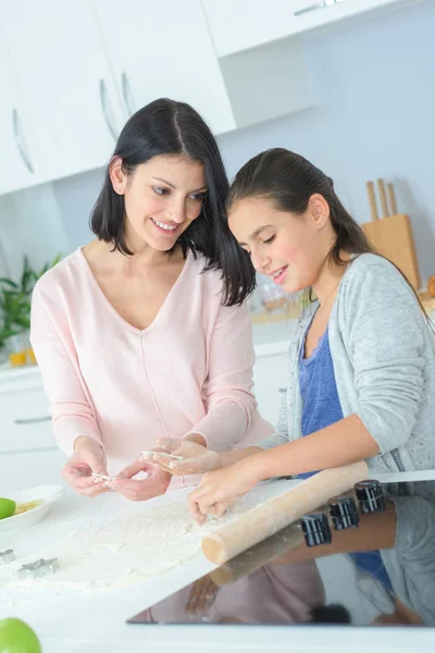 Moeder onderwijs de dochter om te bakken — Stockfoto