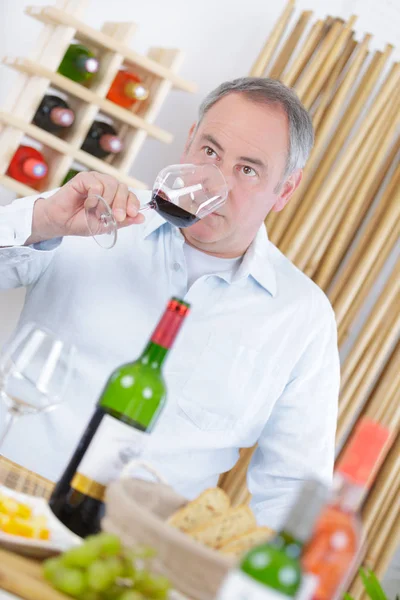 Homme dégustant un verre de vin rouge — Photo