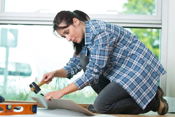 Femme assemblant des meubles de plancher à la maison — Photo