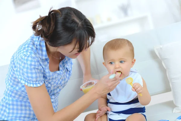 Mamá alimenta a los frutos del bebé puro — Foto de Stock