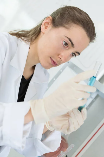 Jovem pesquisadora carrega amostras para teste de pcr — Fotografia de Stock