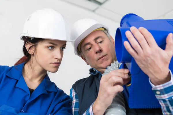 Aprendiz femenina que trabaja con el ingeniero —  Fotos de Stock