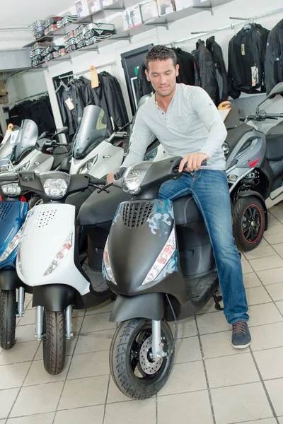 Homme faisant du shopping pour un scooter — Photo