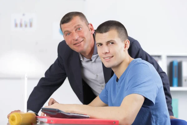 Onderwijs-school leren lesgeven en mensen concept — Stockfoto