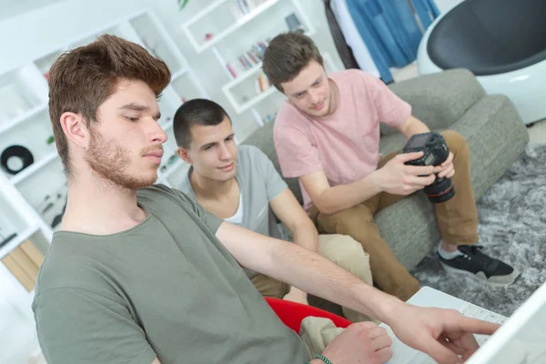 Un grupo de jóvenes artistas están preparando sesión de fotos — Foto de Stock