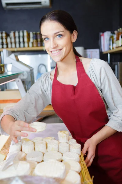 Úředník prodeje drží podnos sýrů — Stock fotografie