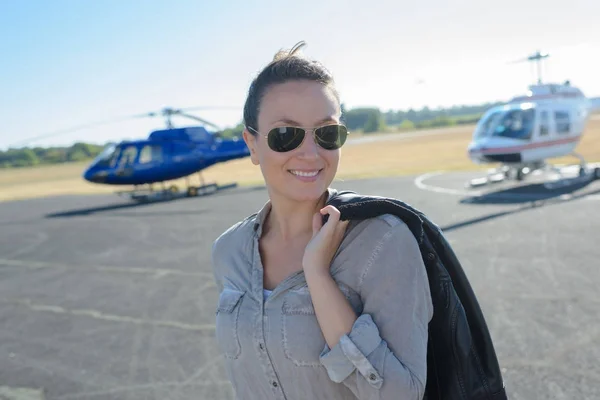 Bella pilota donna su elicottero sfondo — Foto Stock