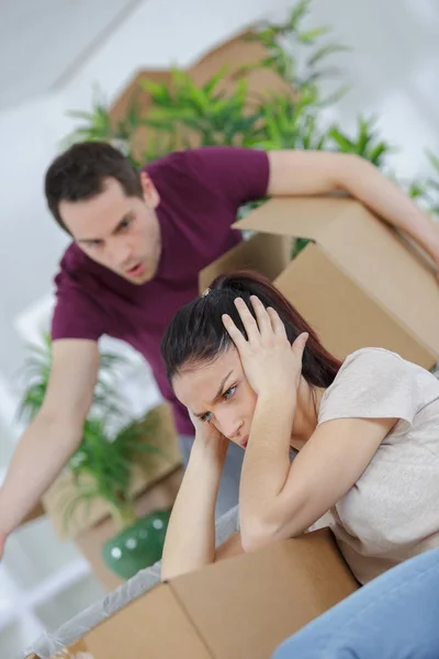 Triste despejado mulher preocupado movendo casas — Fotografia de Stock