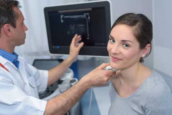 Frau bekommt Ultraschalluntersuchung am Hals vom Arzt — Stockfoto