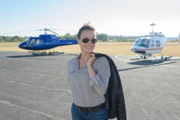 Pilot woman on helicopter background — Stock Photo, Image