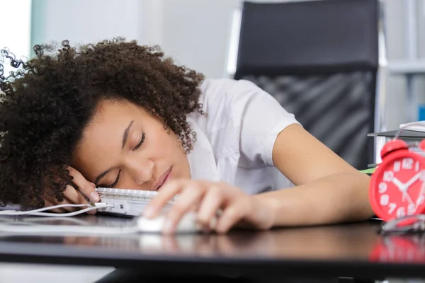 Joven oficinista durmiendo — Foto de Stock