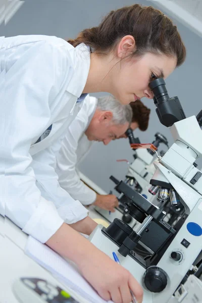 Kobiece naukowcem robi badania w laboratorium genetyki — Zdjęcie stockowe