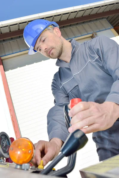 Handarbeiter bei der Arbeit an Maschinen in der Metallindustrie — Stockfoto